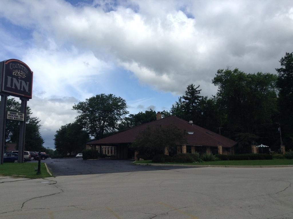 Americinn And Suites By Wyndham Delafield-Waukesha-Milwaukee Exterior photo