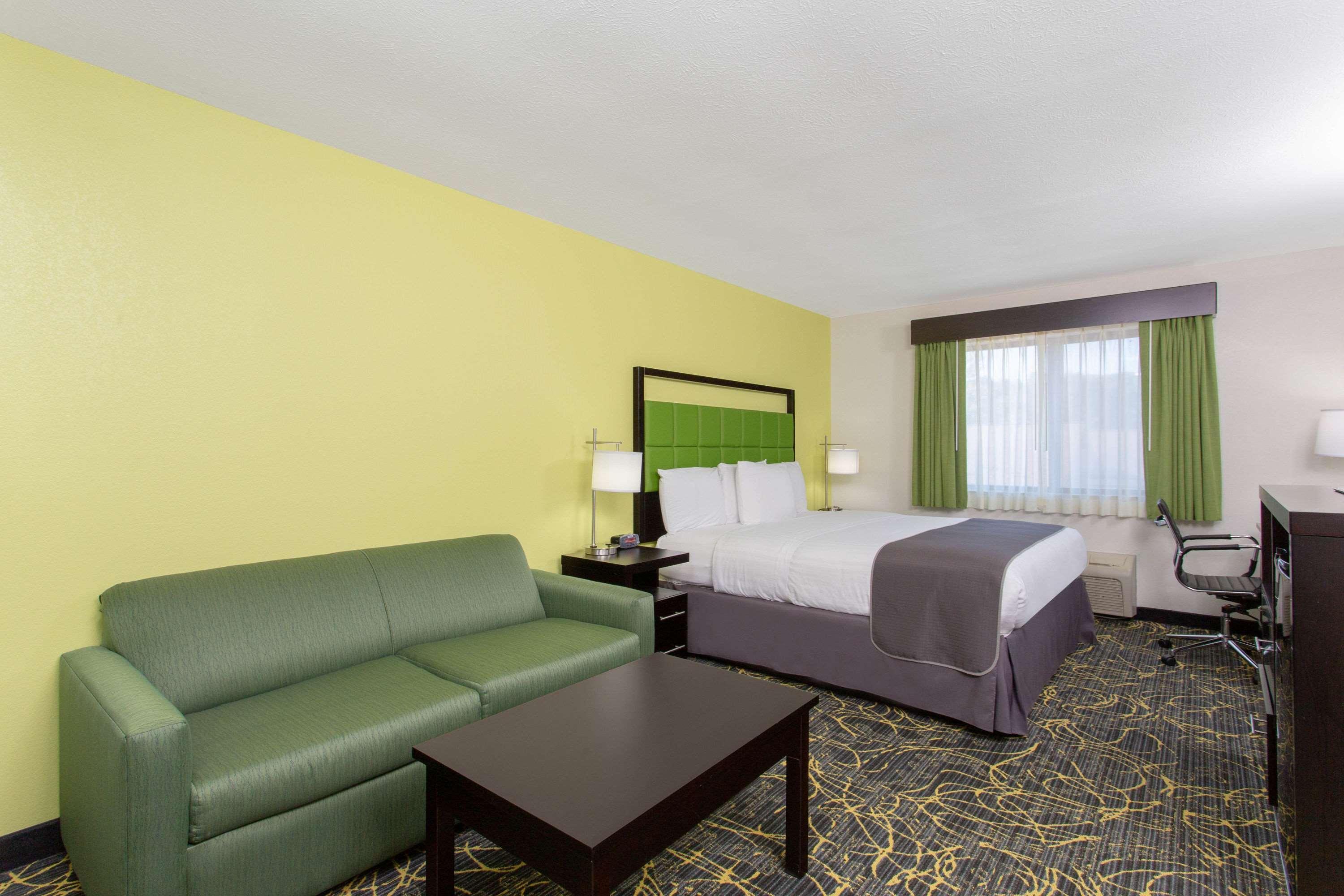Americinn And Suites By Wyndham Delafield-Waukesha-Milwaukee Exterior photo