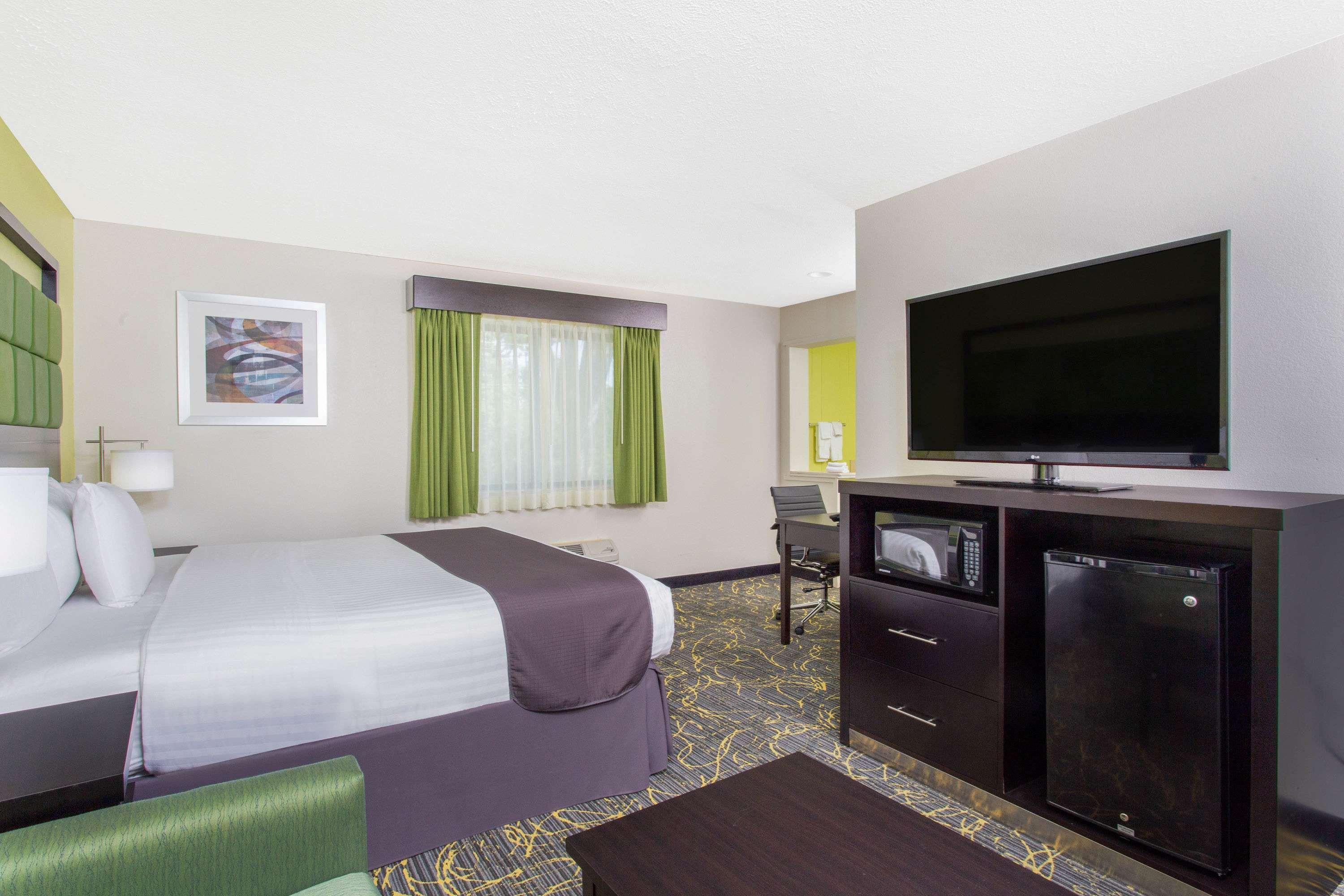 Americinn And Suites By Wyndham Delafield-Waukesha-Milwaukee Exterior photo