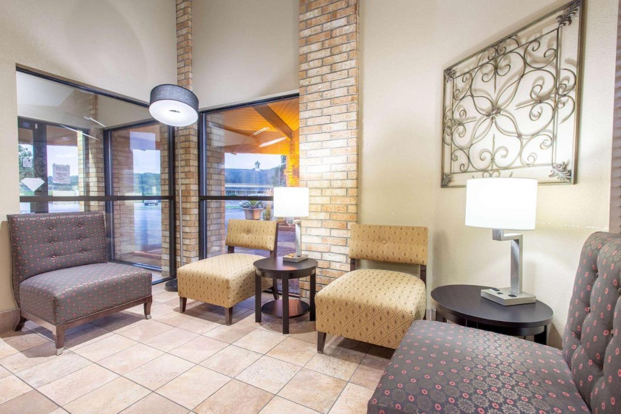 Americinn And Suites By Wyndham Delafield-Waukesha-Milwaukee Exterior photo