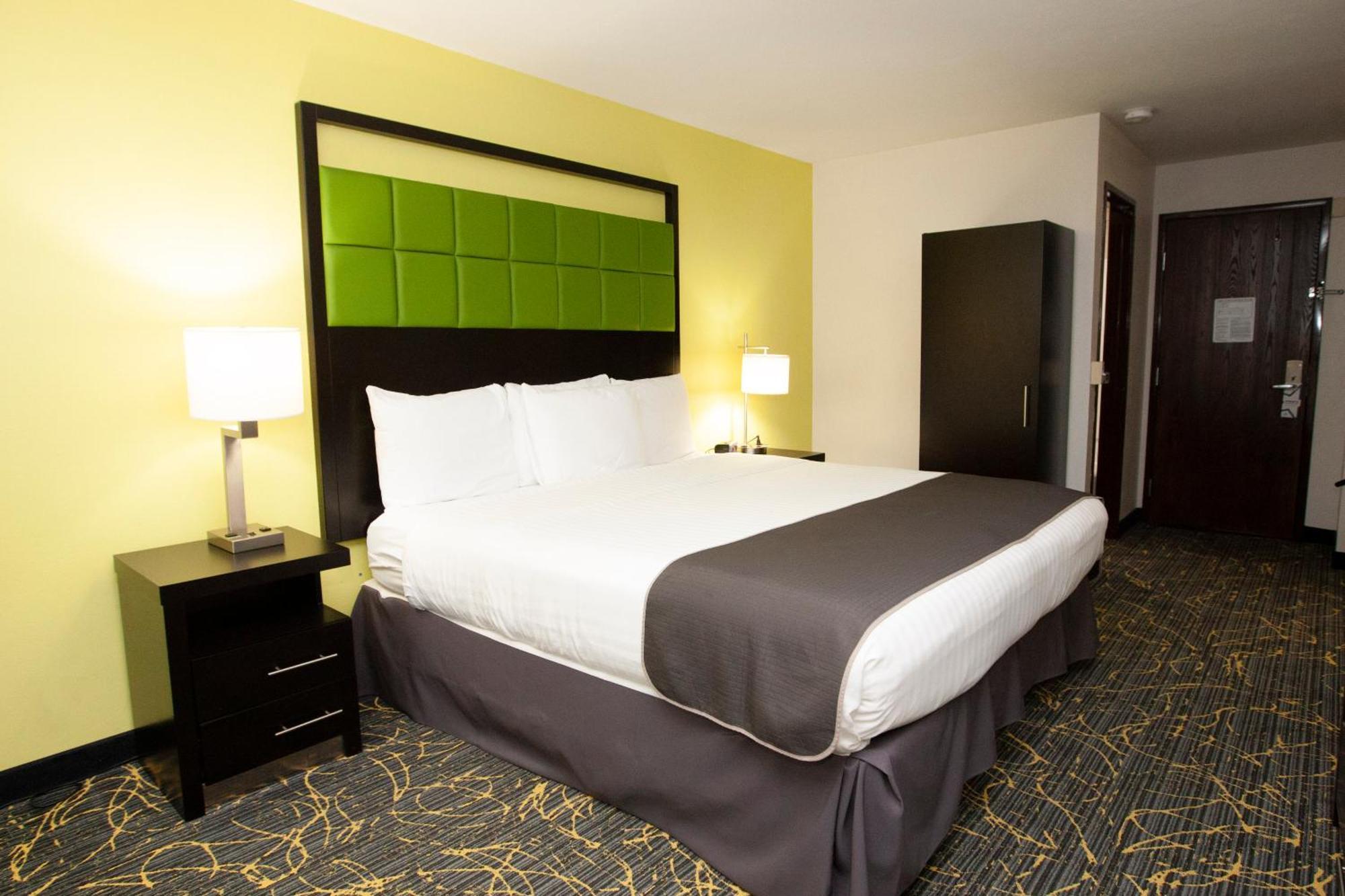 Americinn And Suites By Wyndham Delafield-Waukesha-Milwaukee Room photo