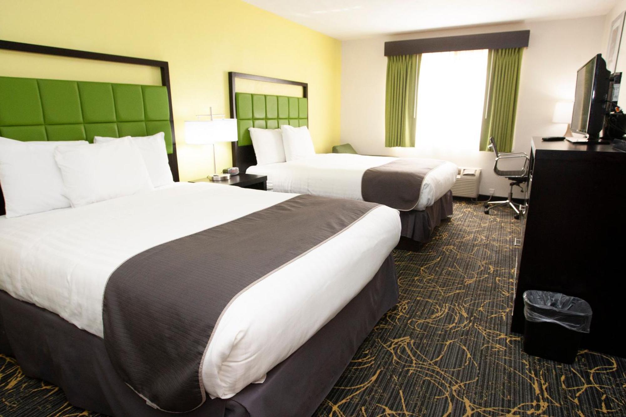 Americinn And Suites By Wyndham Delafield-Waukesha-Milwaukee Room photo